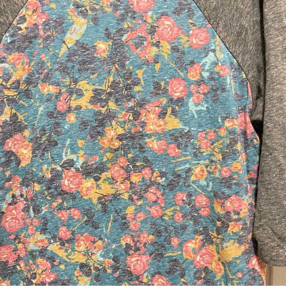 💐LULAROE SLOAN FLORAL VINTAGE LOOK TOP💐 - Picture 7 of 8